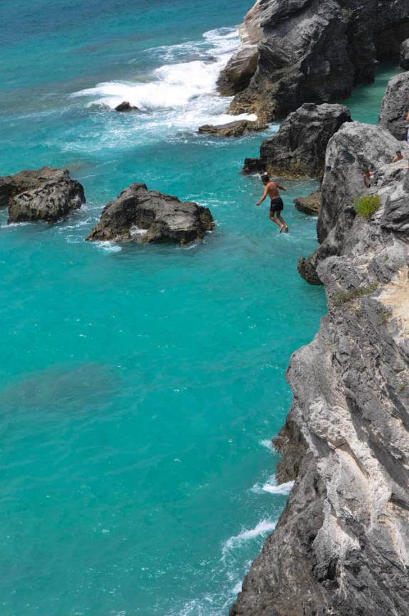 Saltando no incrível mar de Horseshoe Bay, em Bermuda
